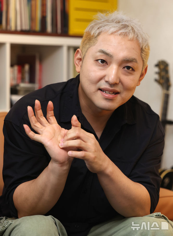 [서울=뉴시스] 배훈식 기자 = 국악 크로스오버 밴드 '시오트'(SYOT)의 지쿠가 8일 오후 서울 서초구 지제 스튜디오에서 뉴시스와 인터뷰하고 있다. 2026.06.08. dahora83@newsis.com