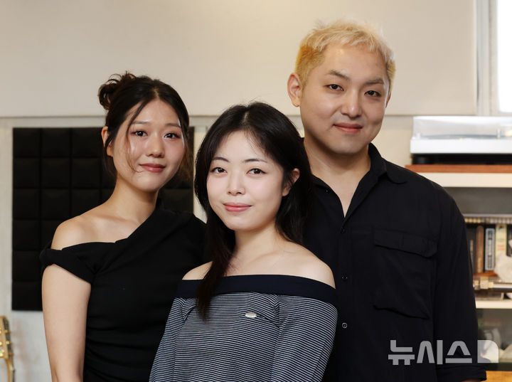 [서울=뉴시스] 배훈식 기자 = 국악 크로스오버 밴드 '시오트'(SYOT)가 8일 오후 서울 서초구 지제 스튜디오에서 뉴시스와 인터뷰에 앞서 포즈를 취하고 있다. 왼쪽부터 박한빈, 이유림, 지쿠. 2026.06.08. dahora83@newsis.com