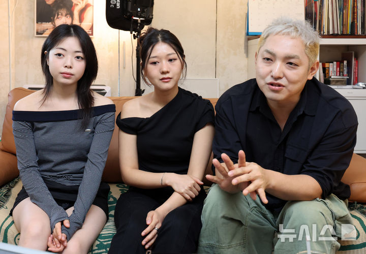 [서울=뉴시스] 배훈식 기자 = 국악 크로스오버 밴드 '시오트'(SYOT)가 8일 오후 서울 서초구 지제 스튜디오에서 뉴시스와 인터뷰하고 있다. 왼쪽부터 이유림, 박한빈, 지쿠. 2026.06.08. dahora83@newsis.com