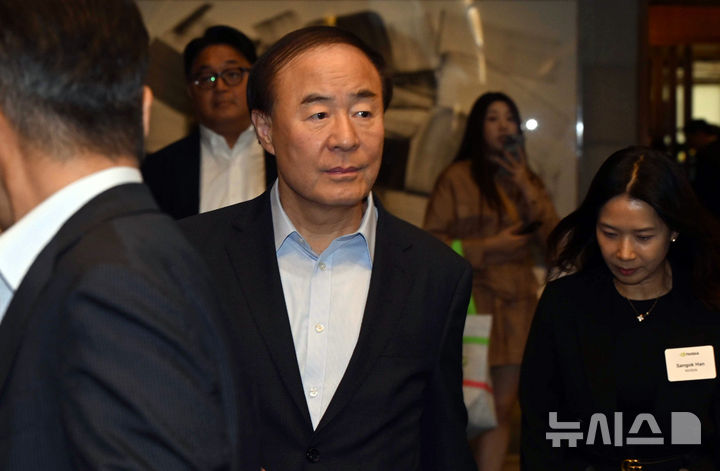 [서울=뉴시스] 이영환 기자 = 전영현 삼성전자 대표이사 겸 디바이스솔루션(DS) 부문장(부회장)이 8일 오후 서울 중구 신라호텔에서 열린 젠슨 황 엔비디아 최고경영자의 '코리아 AI 에코시스템 리셉션'에 참석하기 위해 이동하고 있다. (공동취재) 2026.06.08. photo@newsis.com