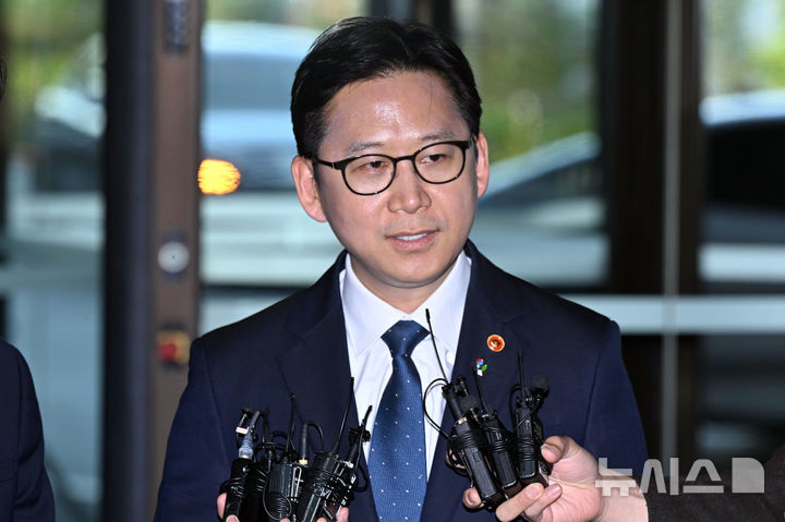 [서울=뉴시스] 이영환 기자 = 배경훈 부총리 겸 과학기술정보통신부 장관이 8일 오후 서울 중구 신라호텔에서 열린 젠슨 황 엔비디아 최고경영자의 '코리아 AI 에코시스템 리셉션'에 참석하기 앞서 취재진의 질문에 답변하고 있다. (공동취재) 2026.06.08. photo@newsis.com