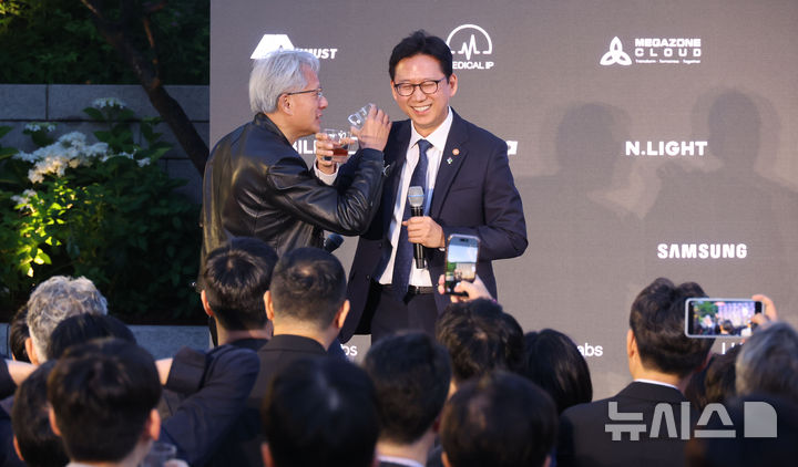 서울=뉴시스] 이영환 기자 = 젠슨 황 엔비디아 최고경영자(CEO)가 8일 서울 중구 신라호텔에서 열린 '엔비디아 코리아 AI 에코시스템 리셉션'에서 배경훈 부총리 겸 과학기술정보통신부 장관과 러브샷을 하고 있다. (공동취재) 2026.06.08. photo@newsis.com