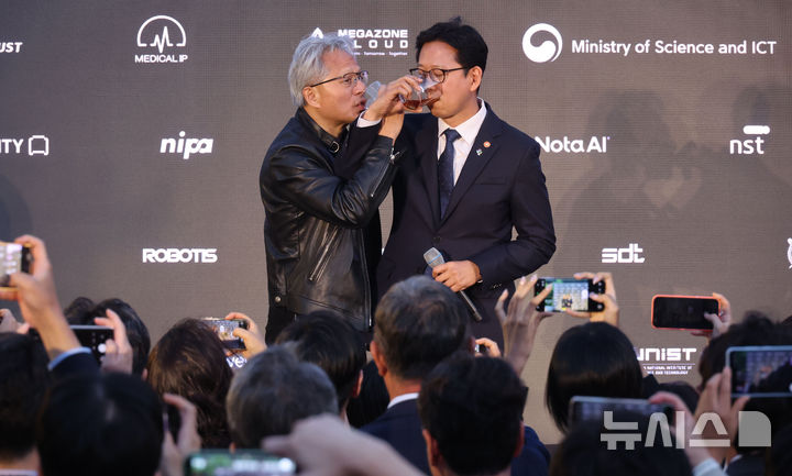 서울=뉴시스] 이영환 기자 = 젠슨 황 엔비디아 최고경영자(CEO)가 8일 서울 중구 신라호텔에서 열린 '엔비디아 코리아 AI 에코시스템 리셉션'에서 배경훈 부총리 겸 과학기술정보통신부 장관과 러브샷을 하고 있다. (공동취재) 2026.06.08. photo@newsis.com