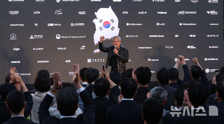 [서울=뉴시스] 이영환 기자 = 젠슨 황 엔비디아 최고경영자(CEO)가 8일 서울 중구 신라호텔에서 열린 '엔비디아 코리아 AI 에코시스템 리셉션'에 참석해 스피치를 하고 있다. (공동취재) 2026.06.08. photo@newsis.com