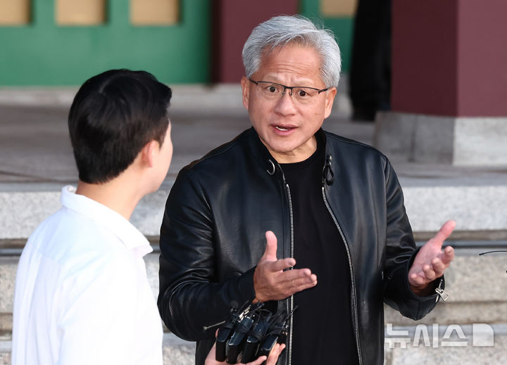 [서울=뉴시스] 이영환 기자 = 젠슨 황 엔비디아 최고경영자(CEO)가 8일 서울 중구 신라호텔 영빈관에서 열린 엔비디아 코리아 AI 에코시스템 리셉션을 마치고 나와 취재진 질의에 답변하고 있다. (공동취재) 2026.06.08. photo@newsis.com