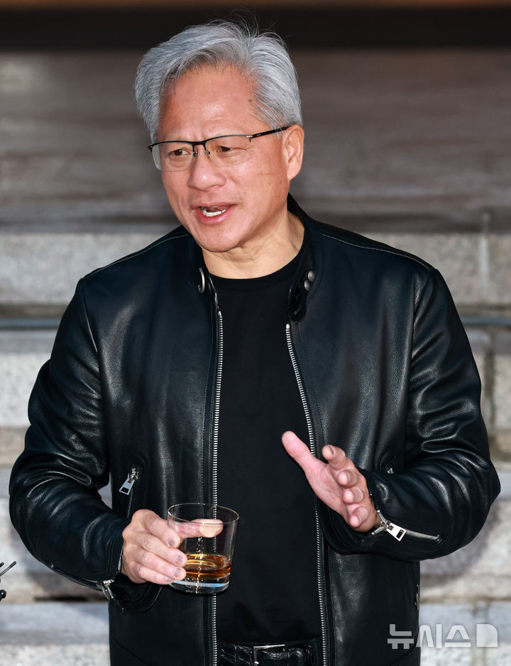 [서울=뉴시스] 이영환 기자 = 젠슨 황 엔비디아 최고경영자(CEO)가 8일 서울 중구 신라호텔 영빈관에서 열린 엔비디아 코리아 AI 에코시스템 리셉션을 마치고 나와 취재진 질의에 답변하고 있다. (공동취재) 2026.06.08. photo@newsis.com