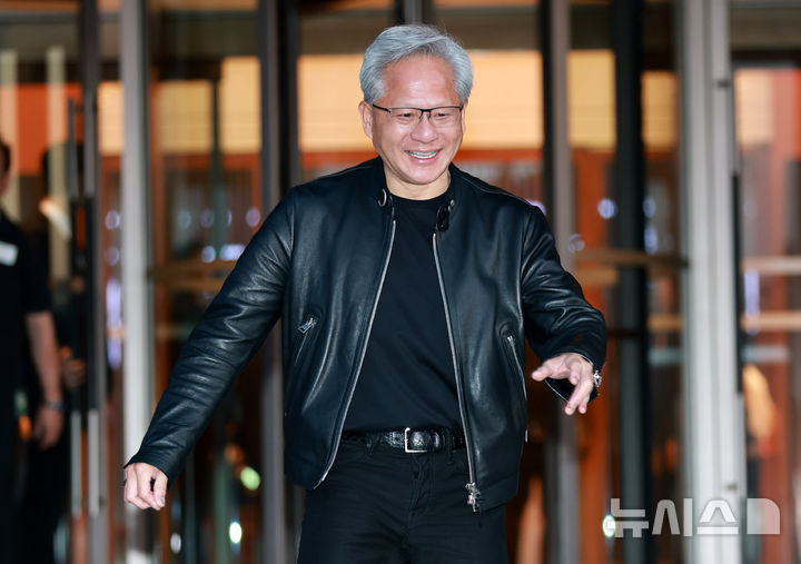 [서울=뉴시스] 이영환 기자 = 젠슨 황 엔비디아 최고경영자(CEO)가 미국 상원 청문회 출석 요청을 거절했다. 사진은 황 CEO가 서울 중구 신라호텔 영빈관에서 열린 엔비디아 코리아 AI 에코시스템 리셉션을 마치고 나온 모습. (공동취재) 2026.06.08. photo@newsis.com