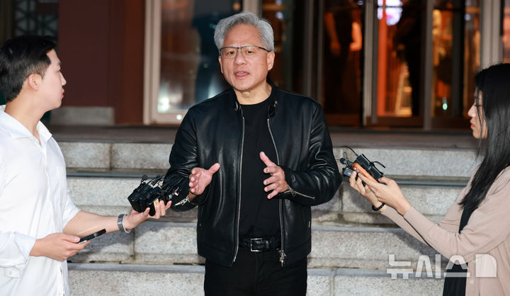[서울=뉴시스] 이영환 기자 = 젠슨 황 엔비디아 최고경영자(CEO)가 8일 서울 중구 신라호텔 영빈관에서 열린 엔비디아 코리아 AI 에코시스템 리셉션을 마치고 나와 취재진 질의에 답변하고 있다. (공동취재) 2026.06.08. photo@newsis.com