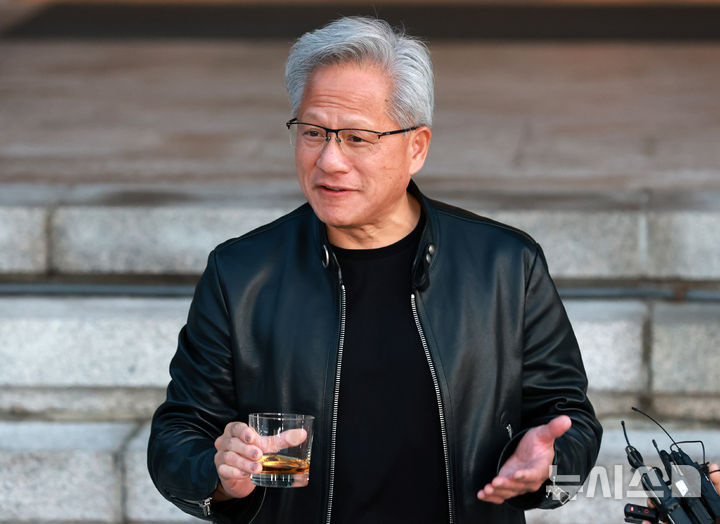 [서울=뉴시스] 이영환 기자 = 젠슨 황 엔비디아 최고경영자(CEO)가 8일 서울 중구 신라호텔 영빈관에서 열린 엔비디아 코리아 AI 에코시스템 리셉션을 마치고 나와 취재진 질의에 답변하고 있다. (공동취재) 2026.06.08. photo@newsis.com