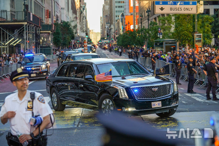[뉴욕=AP/뉴시스] 도널드 트럼프 미국 대통령이 탑승한 차량이 8일(현지 시간) 미국 뉴욕 매디슨 스퀘어 가든에 도착하고 있다. 2026.06.09.
