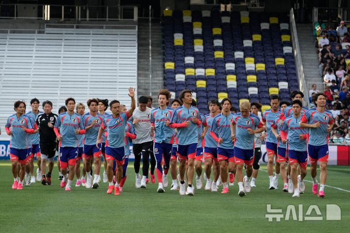 [내슈빌=AP/뉴시스] 일본 축구 국가대표팀 선수들이 8일(현지 시간) 2026 국제축구연맹(FIFA) 북중미 월드컵을 앞두고 미 테네시주 내슈빌 스타디움에서 공개 훈련을 하면서 몸을 풀고 있다. F조에 속한 일본은 오는 14일 댈러스에서 네덜란드와 조별리그 1차전을 치른다. 2026.06.09.