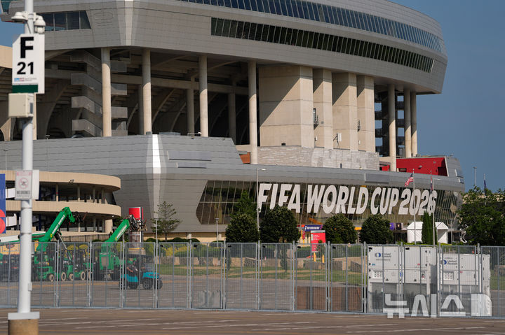 [미주리=AP/뉴시스] 8일(현지 시간) 미주리주 캔자스시티에서 열리는 FIFA 월드컵을 앞두고 애로우헤드 스타디움이 캔자스시티 스타디움으로 탈바꿈하는 가운데, 경기장 정면을 2026 FIFA 월드컵 간판들이 뒤덮고 있다. 2026.06.08