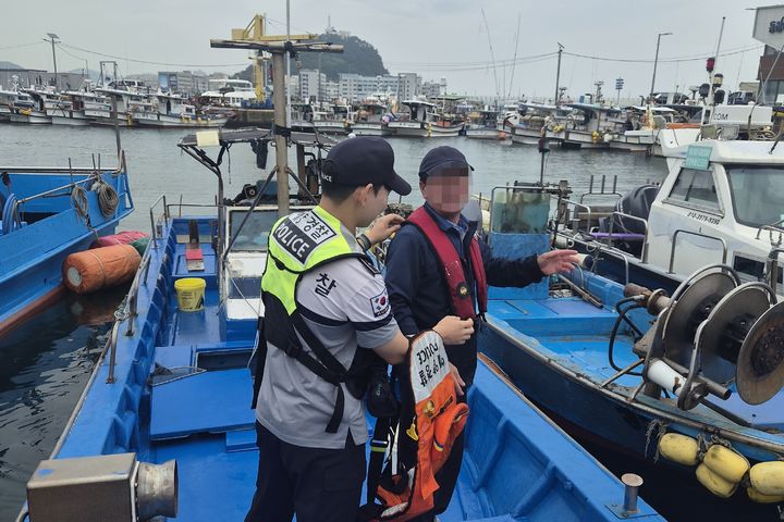 [부산=뉴시스] 구명조끼 착용 현장 점검 중인 해경 (사진=부산해경 제공) 2026.06.09. photo@newsis.com *재판매 및 DB 금지