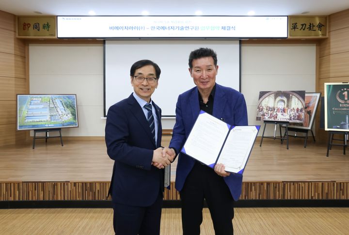 (왼쪽부터) 이창근 한국에너지기술연구원 원장, 이근흥 비에이치아이 대표이사. (사진=비에이치아이) *재판매 및 DB 금지