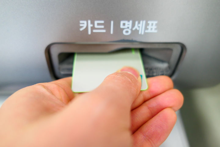 [서울=뉴시스] 의식이 없는 피상속인 계좌에서 무단으로 예금을 인출한 상대에 부당이득반환청구 및 형사 고소가 가능하다는 법조계 조언이 나왔다. (사진=유토이미지) 2026.06.09. *재판매 및 DB 금지