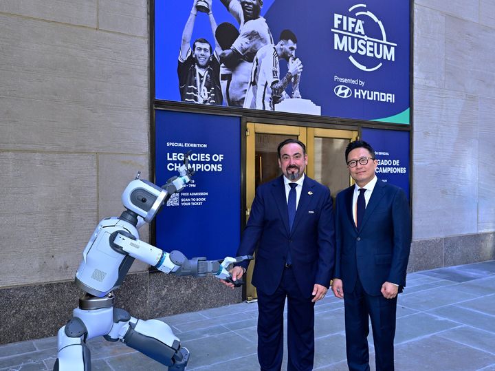 [서울=뉴시스] 지성원 현대차 브랜드마케팅본부장 부사장이 마르코 파초네 FIFA 뮤지엄 관장과 미국 뉴욕 맨해튼 록펠러 센터에서 열린 FIFA 뮤지엄 개관식에서 휴머노이드 로봇 아틀라스와 기념 사진을 촬영하고 있다. (사진=현대차 제공) 2026.6.9. photo@newsis.com *재판매 및 DB 금지