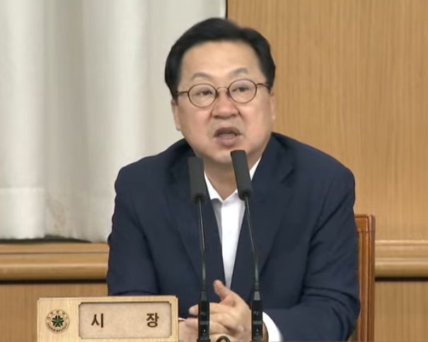 [대전=뉴시스] 이장우 대전시장이 9일 마지막 확대간부회의를 주재하고 있다. (사진=대전시인터넷방송 제공) 2026.06.09. photo@newsis.co *재판매 및 DB 금지