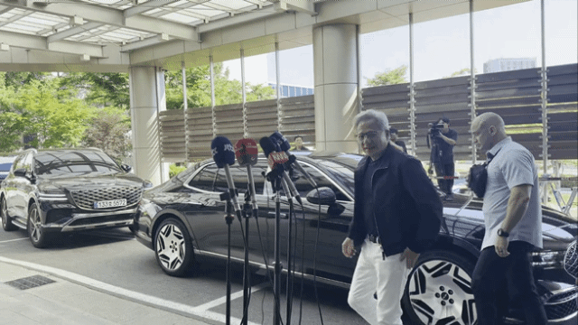 [서울=뉴시스] 박나리 기자 = 젠슨 황 엔비디아 최고경영자(CEO)가 4박5일간의 방한 일정을 마치고 9일 오전 9시께 서울 강서구 김포공항 비즈니스항공센터에서 전용기편으로 출국했다. 2026.06.09. parknr@newsis.com *재판매 및 DB 금지 *재판매 및 DB 금지