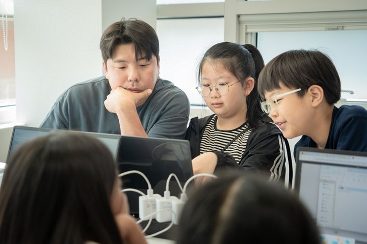 [서울=뉴시스] CJ올리브네트웍스가 서울 용산구 효창종합사회복지관과 함께 인공지능(AI) 기술을 활용한 초등학생 교육 봉사 프로그램 'AI 내 목소리 애니메이션 만들기'를 진행했다고 9일 밝혔다. (사진=CJ올리브네트웍스 제공) *재판매 및 DB 금지