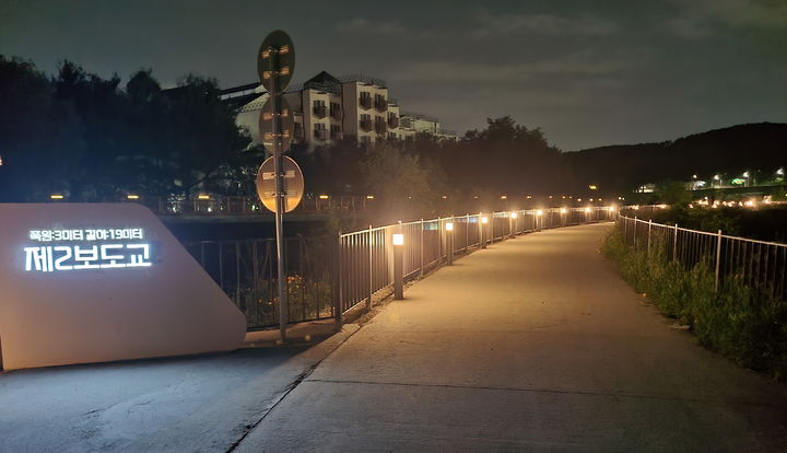 [용인=뉴시스] 기흥호수공원 산책로에 설치된 '스마트 LED 경관조명.(사진=용인시 제공) 2026. 06. 09.photo@newsis.com 설치 사업을 마무리했다. *재판매 및 DB 금지