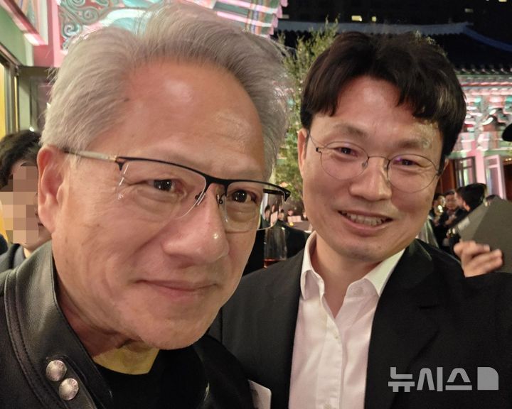 [서울=뉴시스] 젠슨 황 엔비디아 최고경영자(왼쪽)와 임도형 아비커스 대표가 지난 8일 서울 장충동 신라호텔에서 열린 '코리아 AI 에코시스템 리셉션'에 참석해 함께 사진을 찍고 있다. (사진=임도형 대표 SNS 캡처) photo@newsis.com