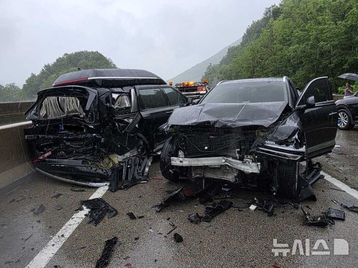 [청주=뉴시스] ACC 관련 2차사고 (사진=한국도로공사 충북본부 제공)