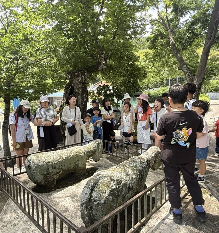 [고성(경남)=뉴시스] 신정철 기자= 경상남도고성교육지원청은 관내 초등학교 3, 4학년 학생과 학부모를 대상으로 ‘2026. 고성 소가야 마을 여행’을 운영했다고 9일 밝혔다.사진은 지난 6일 마암면 석마 마을 여행 모습.(사진=고성군교육지원청 제공).2026.06.09. photo@newsis.com *재판매 및 DB 금지