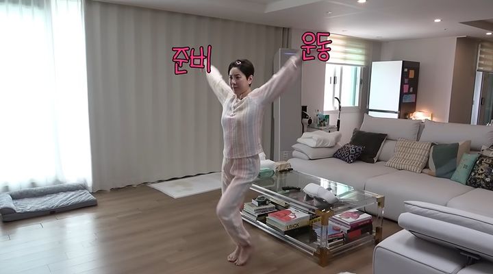 [서울=뉴시스] 가수 서인영(41)이 아침 운동으로 줌바댄스를 추천했다. (사진=유튜브 '개과천선 서인영' 캡처) *재판매 및 DB 금지