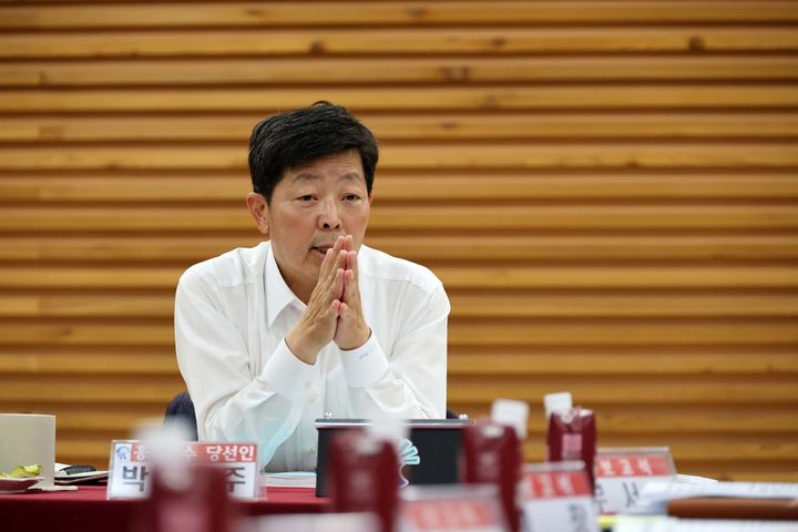 [홍성=뉴시스] 박정주 홍성군수 당선인이 8일 직원들과 군정 현안에 대해 토론을 하고 있다. (사진=홍성군 제공) 2026.06.08 photo@newsis.com *재판매 및 DB 금지