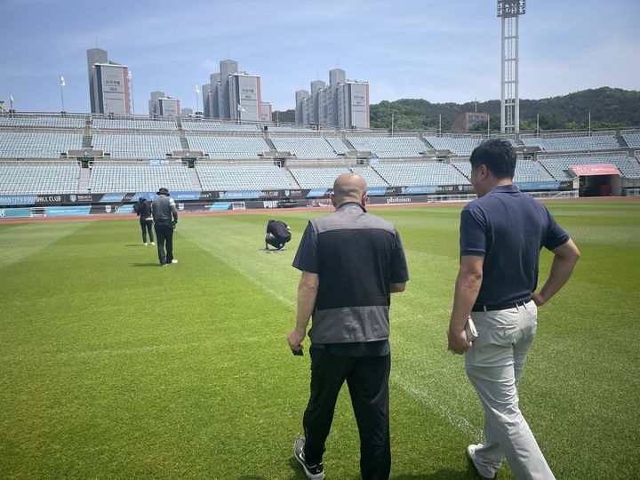 [서울=뉴시스] 하이브리드 잔디 컨설팅. (사진=한국프로축구연맹 제공) photo@newsis.com *재판매 및 DB 금지