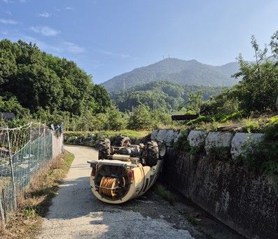 [음성=뉴시스] 9일 오전 7시40분께 충북 음성군 음성읍의 한 과수원에서 A(60대)씨가 농약살포기에 깔려 숨졌다. (사진=충북소방본부 제공) 2026.06.09. photo@newsis.com *재판매 및 DB 금지