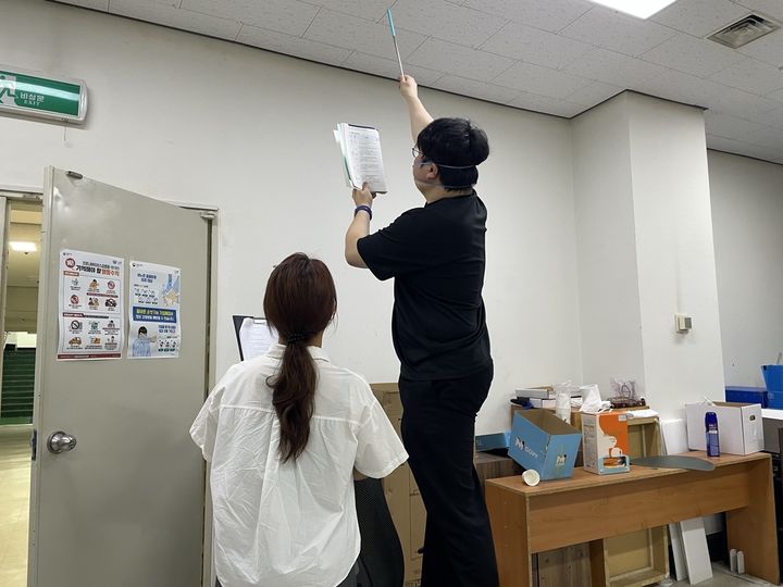 [서귀포=뉴시스] 서귀포시 석면건축물 안전관리 점검 모습. (사진=서귀포시 제공) 2026.06.09. photo@newsis.com *재판매 및 DB 금지