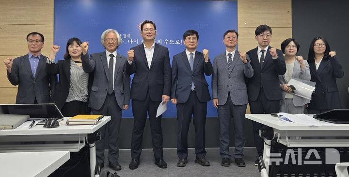 [전주=뉴시스]윤난슬 기자 = 조지훈 당선인은 9일 전주시청에서 기자회견을 열고 민선 9기 전주시장직 인수위원회 '시민주권 열린 전주 위원회' 구성과 출범을 발표했다. 2026.06.09. yns4656@newsis.com 