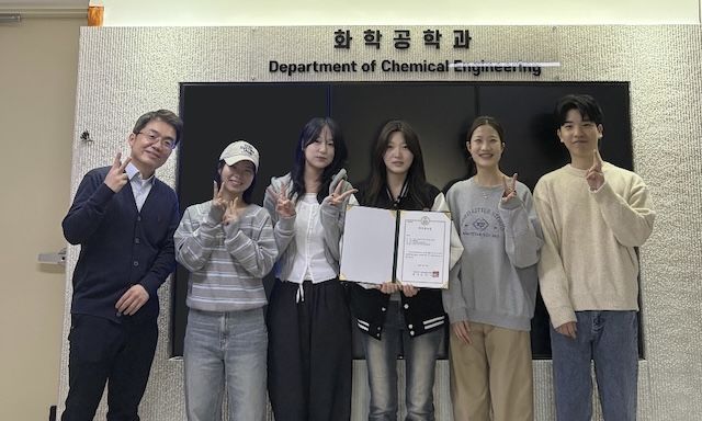 [서울=뉴시스] 명지대 화학공학전공 학부생 팀이 '2026 한국생물공학회 춘계 캡스톤디자인 경진 대회' 금상을 받고 기념 사진을 촬영하고 있다. (사진=명지대 제공) 2026.06.09. photo@newsis.com *재판매 및 DB 금지