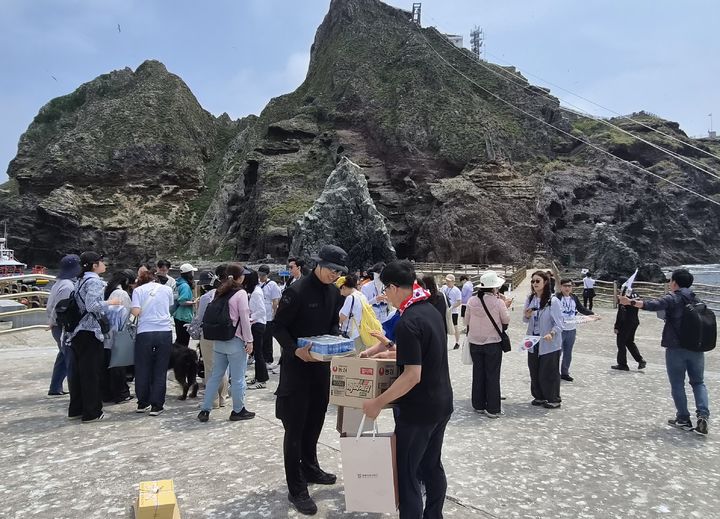 [울릉=뉴시스]동북아역사재단 남상구 교육홍보실장이 5일 독도 경비대에 위문품을 전달하고 있다. (사진 = 동북아역사재단) 2026.06.09. photo@newsis.com *재판매 및 DB 금지