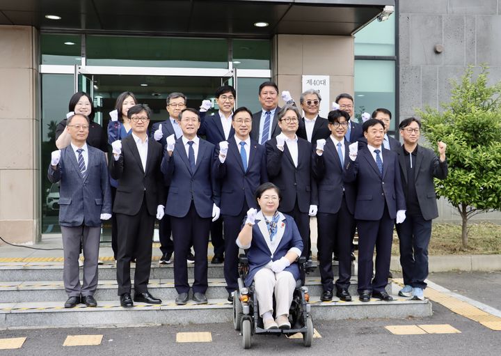 [제주=뉴시스] 위성곤(두번째 줄 왼쪽 네번째) 제주도지사 당선인이 9일 오전 제주시 오라동 제40대 제주도지사직 인수위원회 사무실에서 현판식을 열고 인수위원들과 기념 촬영을 하고 있다. (사진=인수위 제공) 2026.06.09. photo@newsis.com *재판매 및 DB 금지