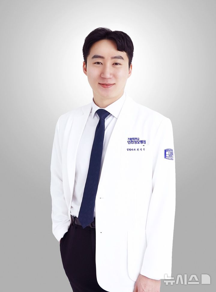 [인천=뉴시스] 최지욱 가톨릭대학교 인천성모병원 정형외과 교수. (사진=병원 제공)
