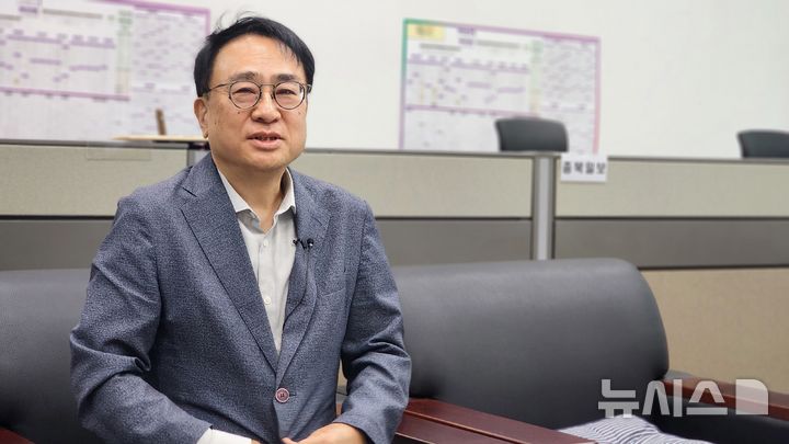 [청주=뉴시스] 임선우 기자 = 9일 충북 청주시청 기자실에서 이장섭 시장직 인수위원회 김신응 대변인이 인수위원회 구성에 대해 설명하고 있다. 2026.06.09. imgiza@newsis.com 