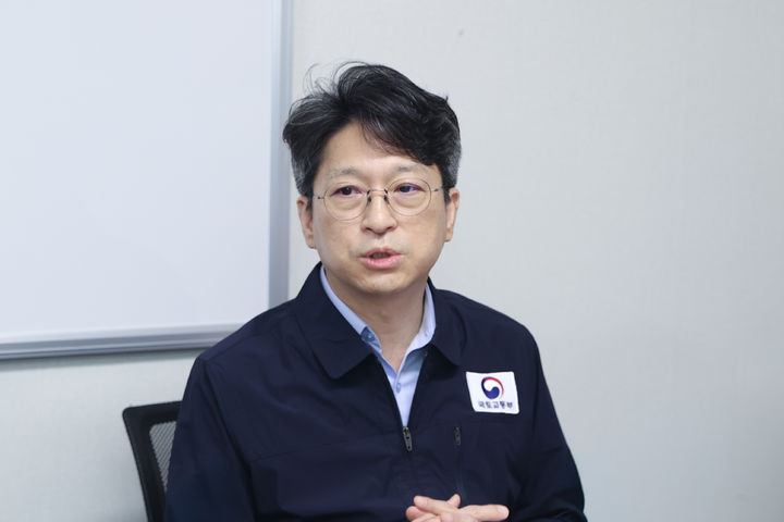 [서울=뉴시스]홍지선 국토교통부 2차관이 9일 오전 영동고속도로 용인휴게소(강릉방향)를 찾아 시설 운영 현황을 점검하고 입점 소상공인들과 간담회를 가졌다고 밝혔다. (사진=국토부 제공) 2026. 6. 9. *재판매 및 DB 금지