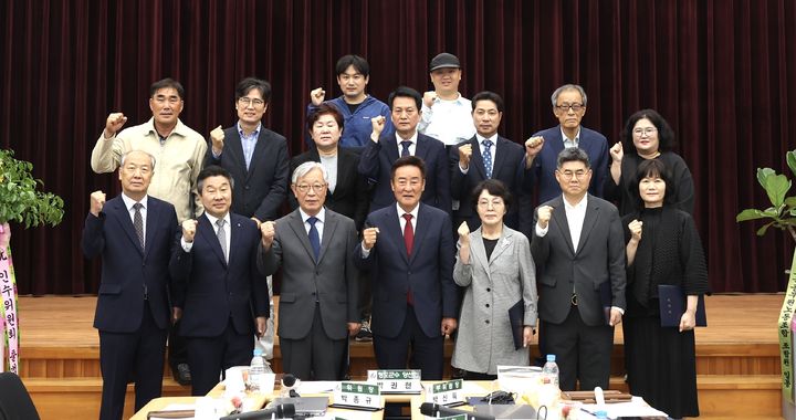 [청도=뉴시스] 박권현 경북 청도군수 당선인(앞줄 중앙), 청도군수직 인수위원회 출범. (사진=청도군 제공) 2026.06.09. photo@newsis.com *재판매 및 DB 금지