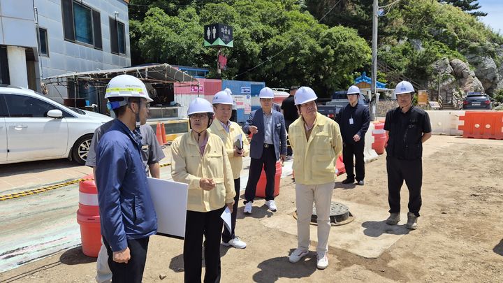[대구=뉴시스] 대구지방환경청장은 9일 오전 경북 영덕군 축산면 도시침수예방사업 공사 현장을 방문해 집중호우 대비 상황을 점검했다. (사진=대구지방환경청 제공) 2026.06.09. photo@newsis.com *재판매 및 DB 금지