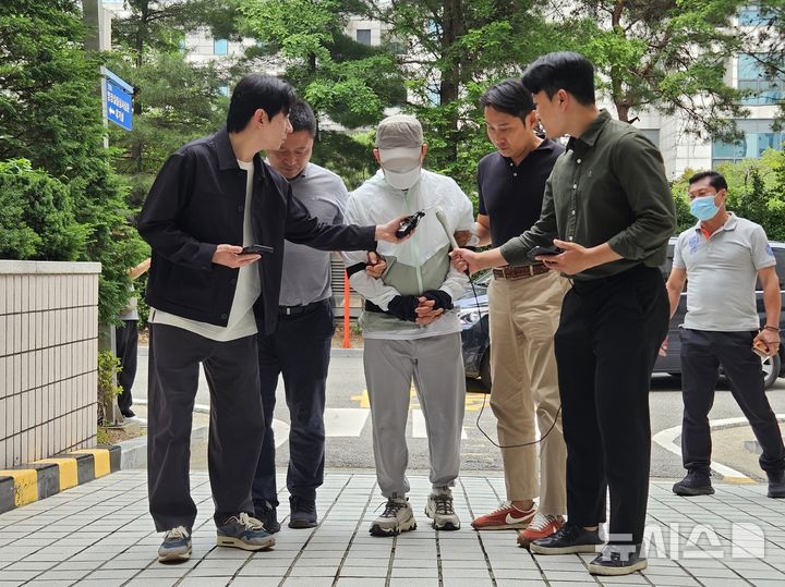 [인천=뉴시스] 이루비 기자 = 인천의 한 슈퍼마켓에서 업주를 살해하고 현금을 훔쳐 도주한 혐의로 구속영장이 청구된 40대 중국동포가 9일 오후 인천 미추홀구 인천지법에서 열린 구속 전 피의자 심문(영장실질심사)에 출석하고 있다. 2026.06.09. ruby@newsis.com