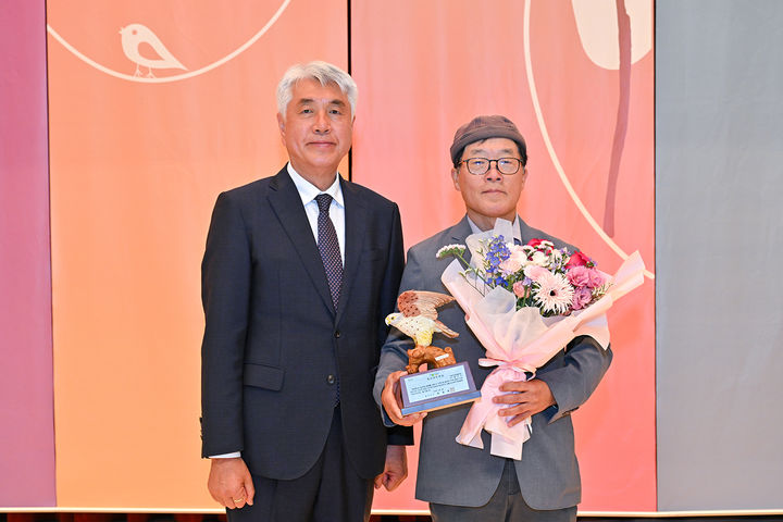 9일 정선종합경기장에서 열린 ‘제44회 정선군민의 날 기념 군민체육대회’ 개회식에서 최승준)왼쪽) 정선군수가 2026년 정선군민대상 수상자로 선정된 황인오 사북민주항쟁동지회 회장에게 군민대상을 수여하고 있다.(사진=정선군 제공) *재판매 및 DB 금지
