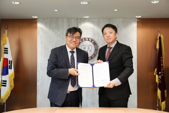 [서울=뉴시스] 정석재(왼쪽) 광운대 대외부총장과 윤석환 아이디어캠퍼스 대표이사가 업무협약을 체결하고 기념 사진을 촬영하고 있다. (사진=광운대 제공) 2026.06.09. photo@newsis.com *재판매 및 DB 금지