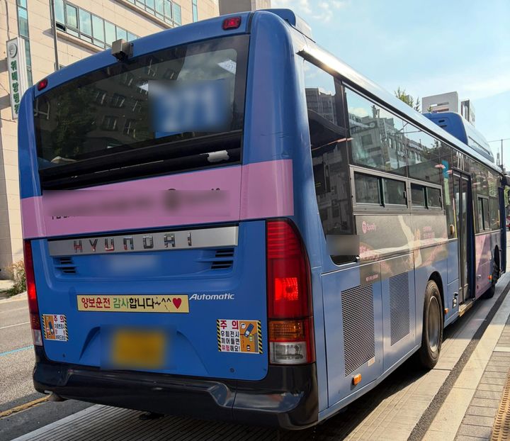 [서울=뉴시스] 한 임산부가 퇴근길 만원 버스에서 자리를 양보받았다는 따뜻한 사연을 전했다. (사진=스레드 캡처) *재판매 및 DB 금지