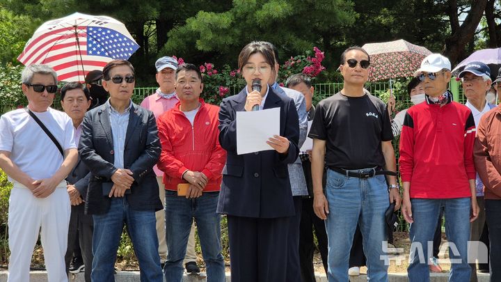 [청주=뉴시스] 연현철 기자 = 국민의힘 충북도당 공명선거단장인 김소연 변호사가 9일 충북경찰청 앞에서 신용한 충북지사 당선인에 대한 엄정 수사를 촉구하는 기자회견을 하고 있다. 2026.06.09. yeon0829@newsis.com