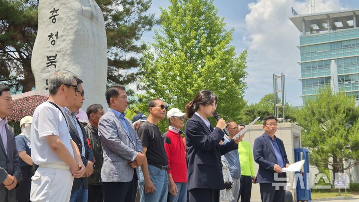 [청주=뉴시스] 연현철 기자 = 국민의힘 충북도당 공명선거단장인 김소연 변호사가 9일 충북경찰청 앞에서 신용한 충북지사 당선인에 대한 엄정 수사를 촉구하는 기자회견을 하고 있다. 2026.06.09. yeon0829@newsis.com