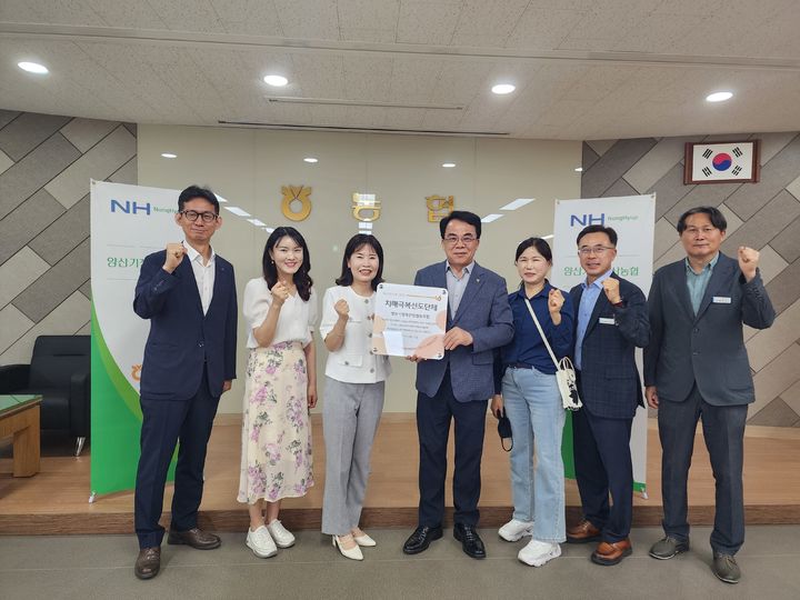 [양산=뉴시스] 치매 친화적 환경 조성을 위해 4개 기관을 치매극복선도단체로 지정하고 기념촬영을 하고 있다. (사진= 양산시 제공) 2026.06.09. photo@newsis.com *재판매 및 DB 금지