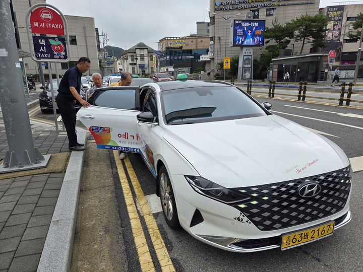 [예산=뉴시스] 충남 예산시내에서 지난해 8월 한 어르신이 섬김택시를 이용하고 있다. (사진=예산군 제공) 2026.06.09. photo@newsis.com *재판매 및 DB 금지