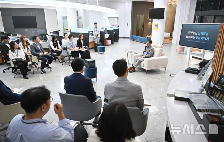 [전주=뉴시스]윤난슬 기자 = JB금융그룹 전북은행은 박춘원 은행장이 영업부 센터를 시작으로 전 영업센터를 대상으로 한 현장 순방에 본격 착수했다고 9일 밝혔다. (사진=전북은행 제공) 2026.06.09. photo@newsis.com